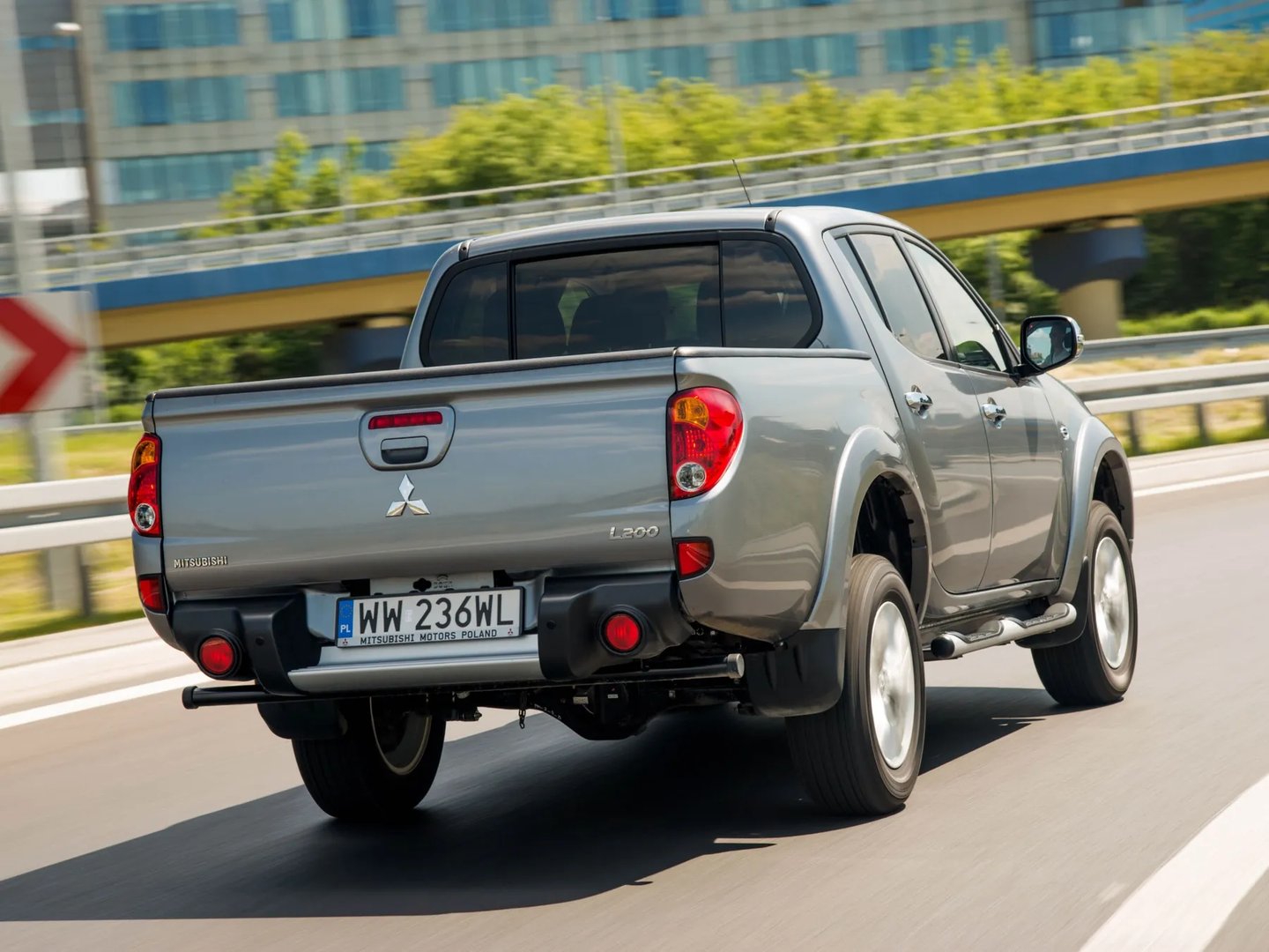 Mitsubishi_L200_4_generation_restyling__Pickup_double-cab__6.jpg