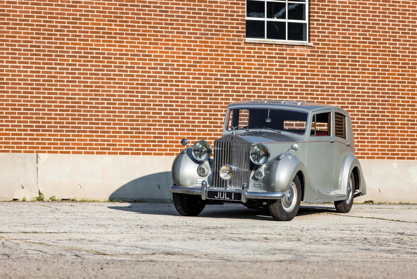 Rolls-Royce_Silver_Wraith_1_generation__Sedan__9.jpg