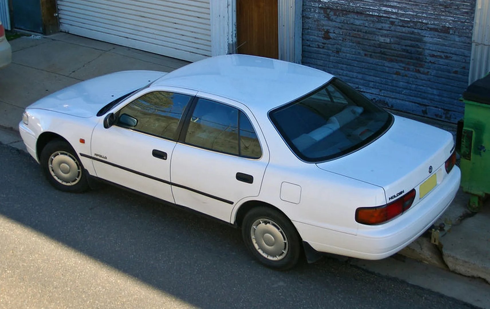 Holden_Apollo_1_generation__Sedan__2.jpg