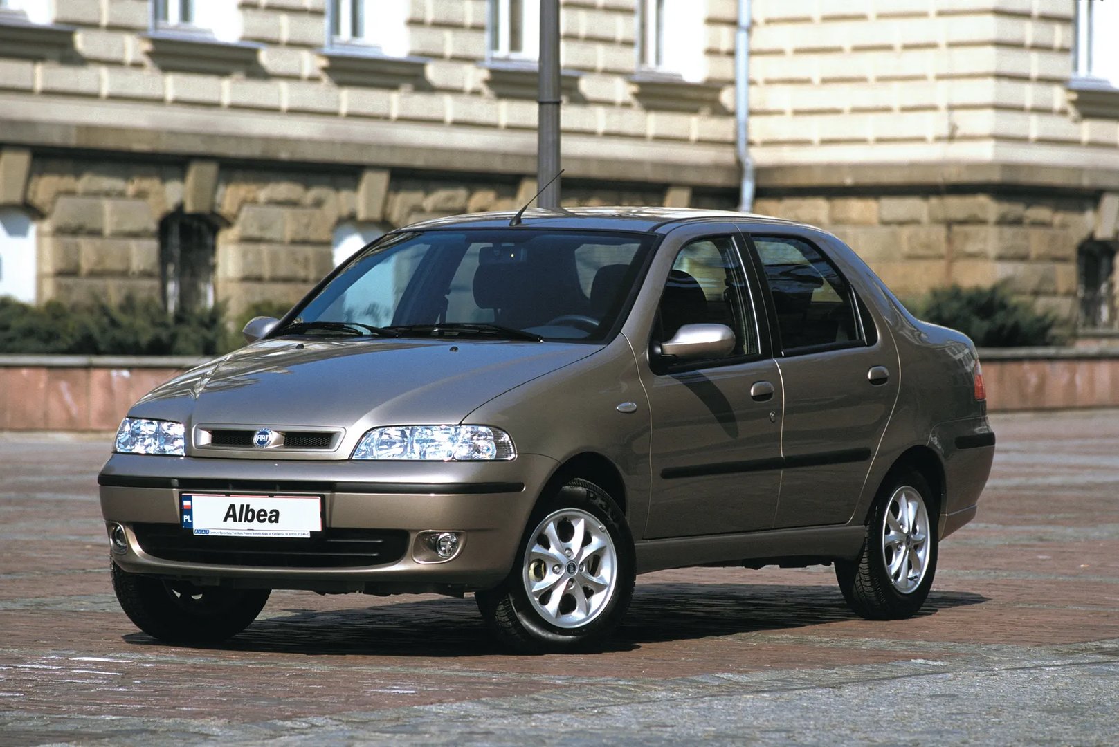 Fiat_Albea_1_generation__Sedan__1.jpg