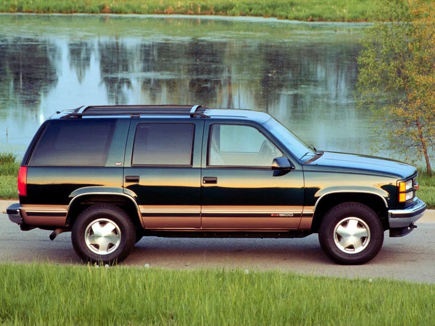 GMC_Yukon_1_generation__SUV_5-doors__11.jpg