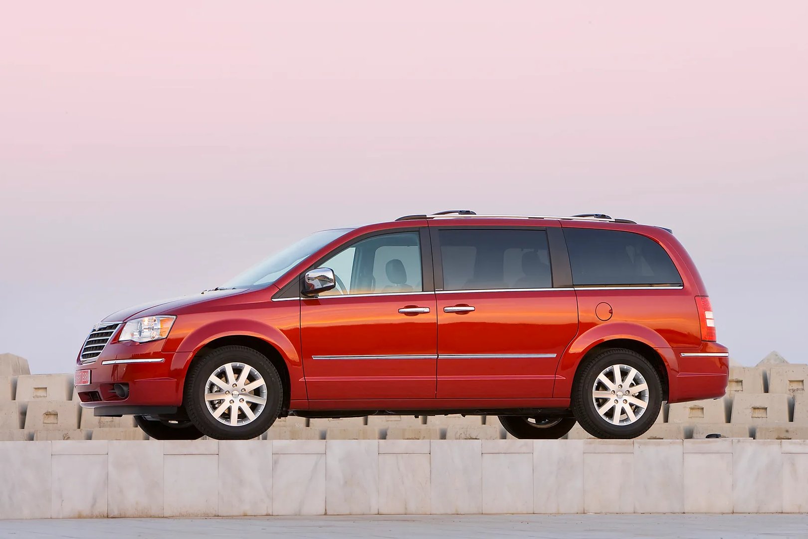 Chrysler_Grand_Voyager_5_generation__Minivan__13.jpg