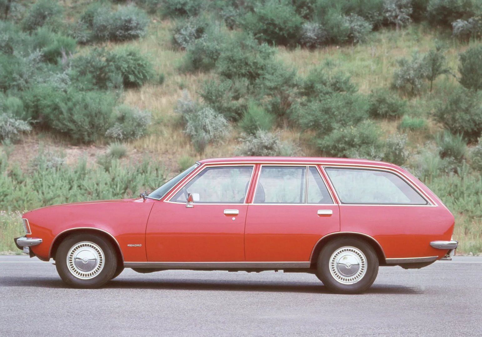 Opel_Rekord_4_generation__Estate_5-door__2.jpg