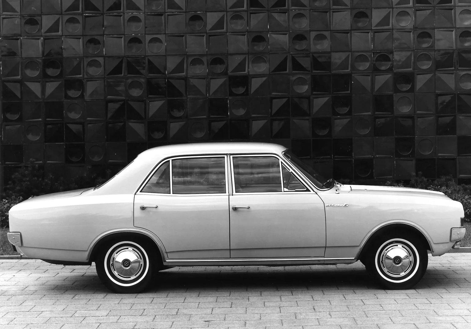Opel_Rekord_3_generation__Sedan__9.jpg