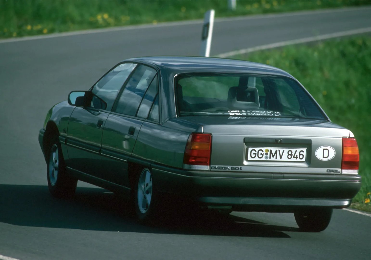 Opel_Omega_1_generation__Sedan__13.jpg