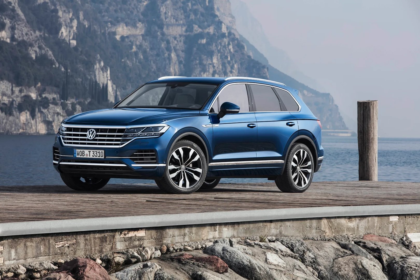 Volkswagen_Touareg_3_generation__SUV_5-doors__7.jpg