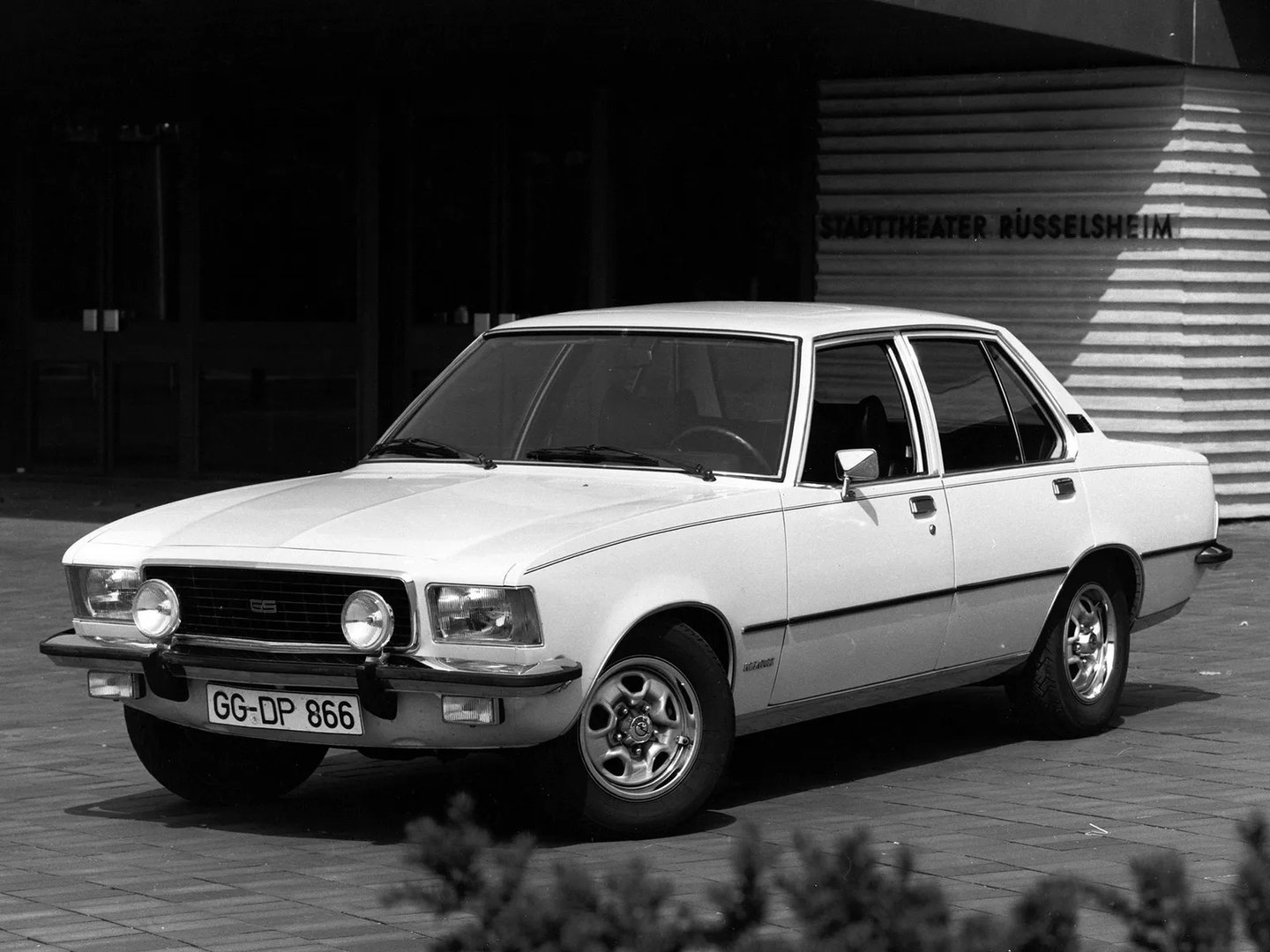 Opel_Commodore_2_generation__Sedan__5.jpg