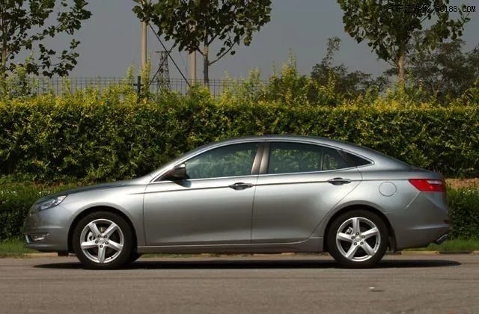 FAW_Besturn_B70_2_generation__Sedan__1.jpg