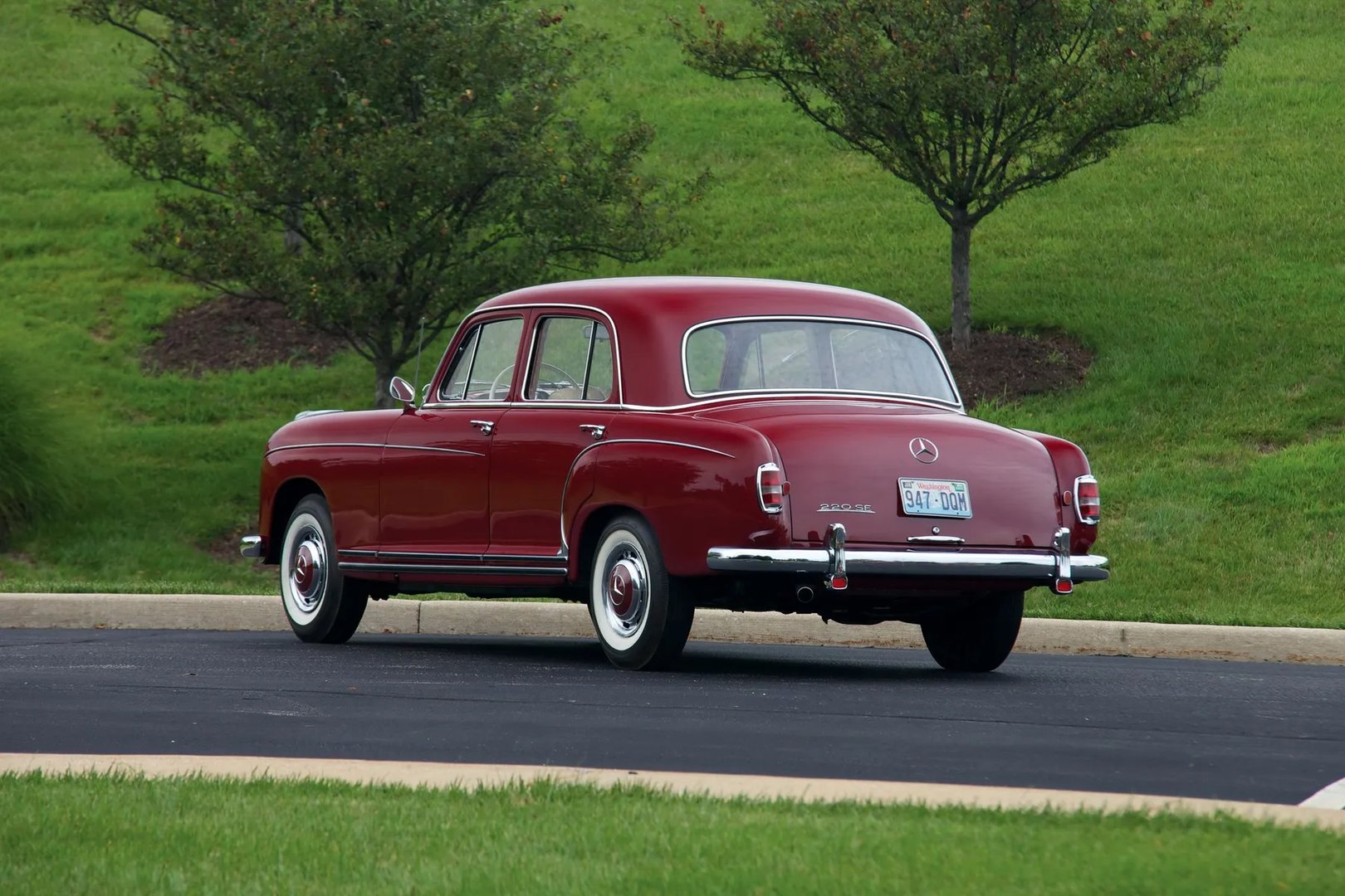 Mercedes_W128_1_generation__Sedan__2.jpg