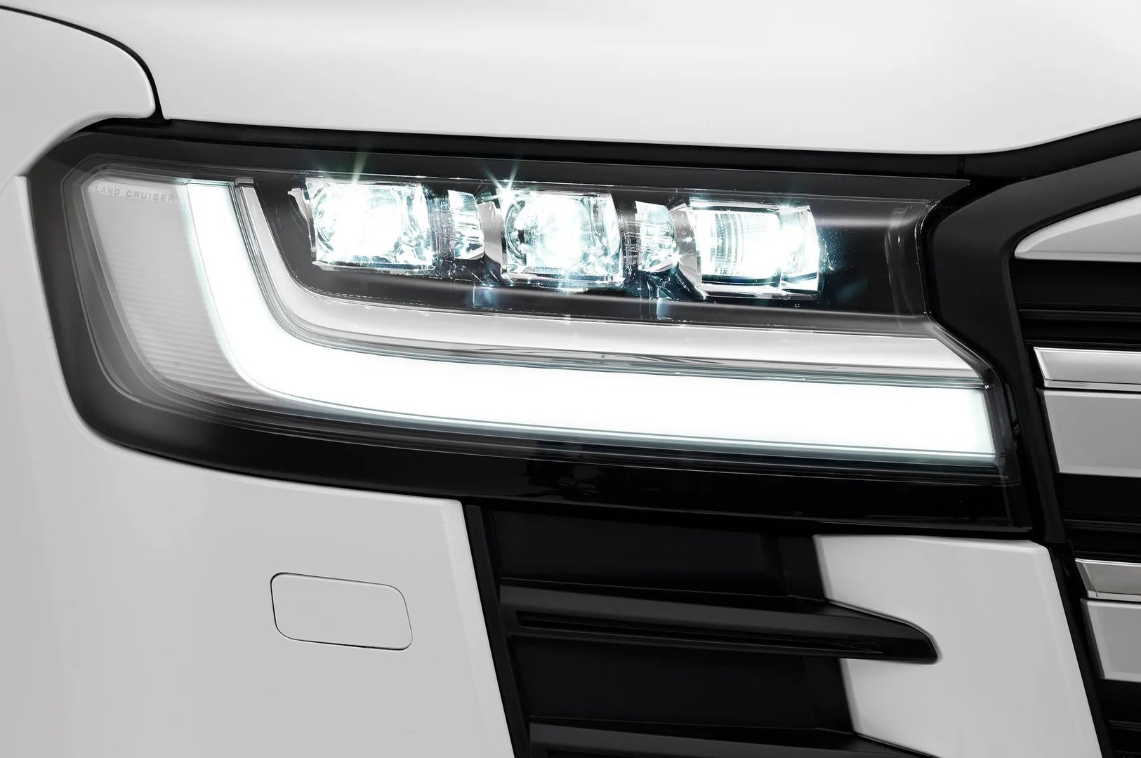 Toyota_LC_12_generation__SUV_5-doors__13.jpg