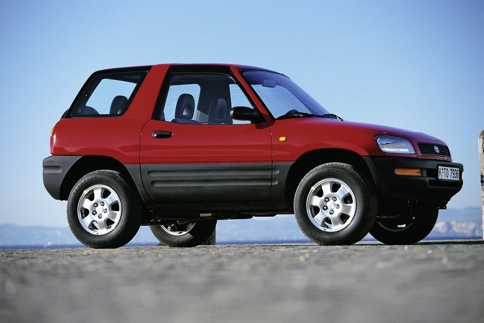 Toyota_RAV4_1_generation__SUV_3-doors__3.jpg
