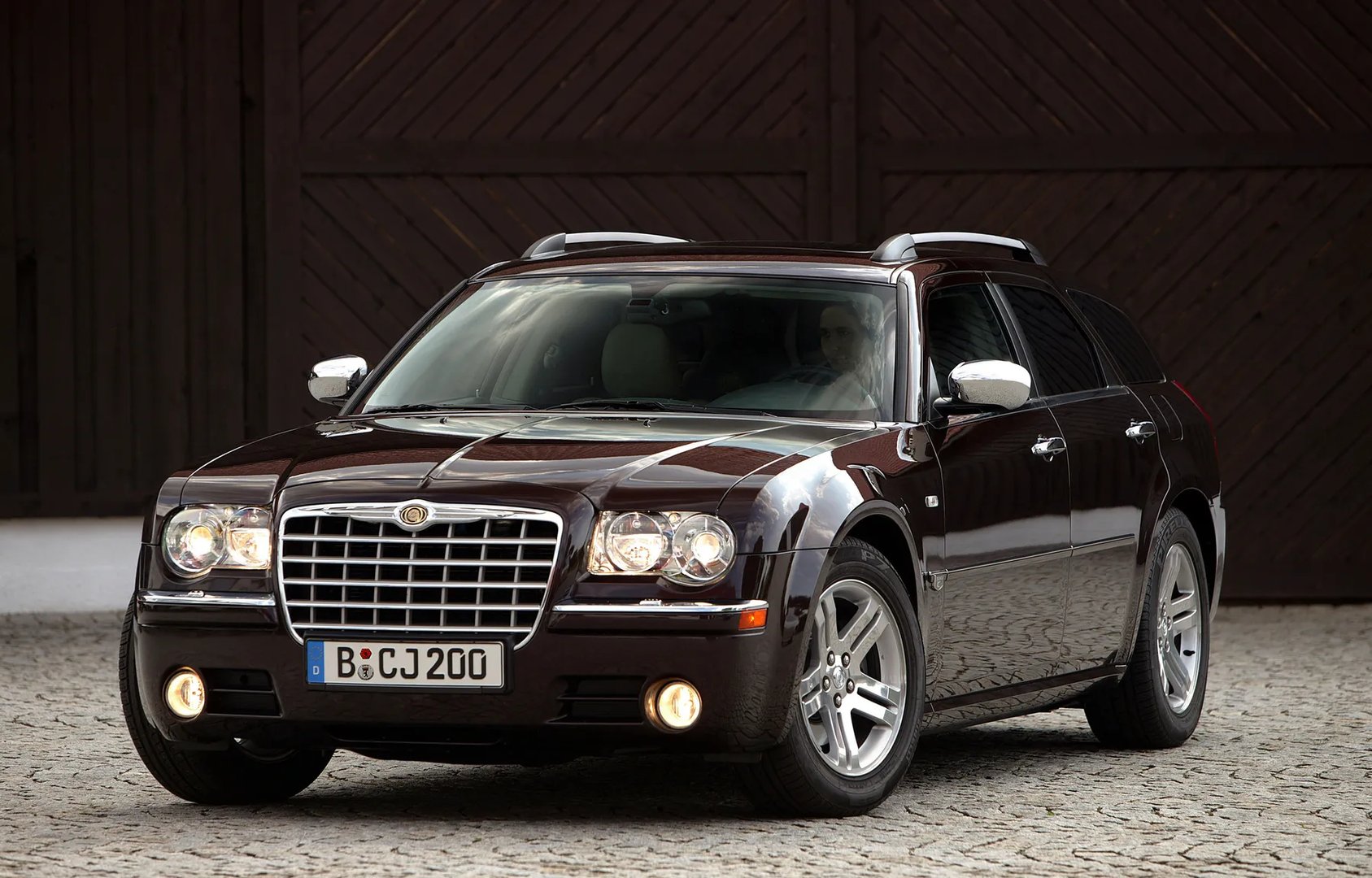 Chrysler_300C_1_generation__Estate_5-door__3.jpg