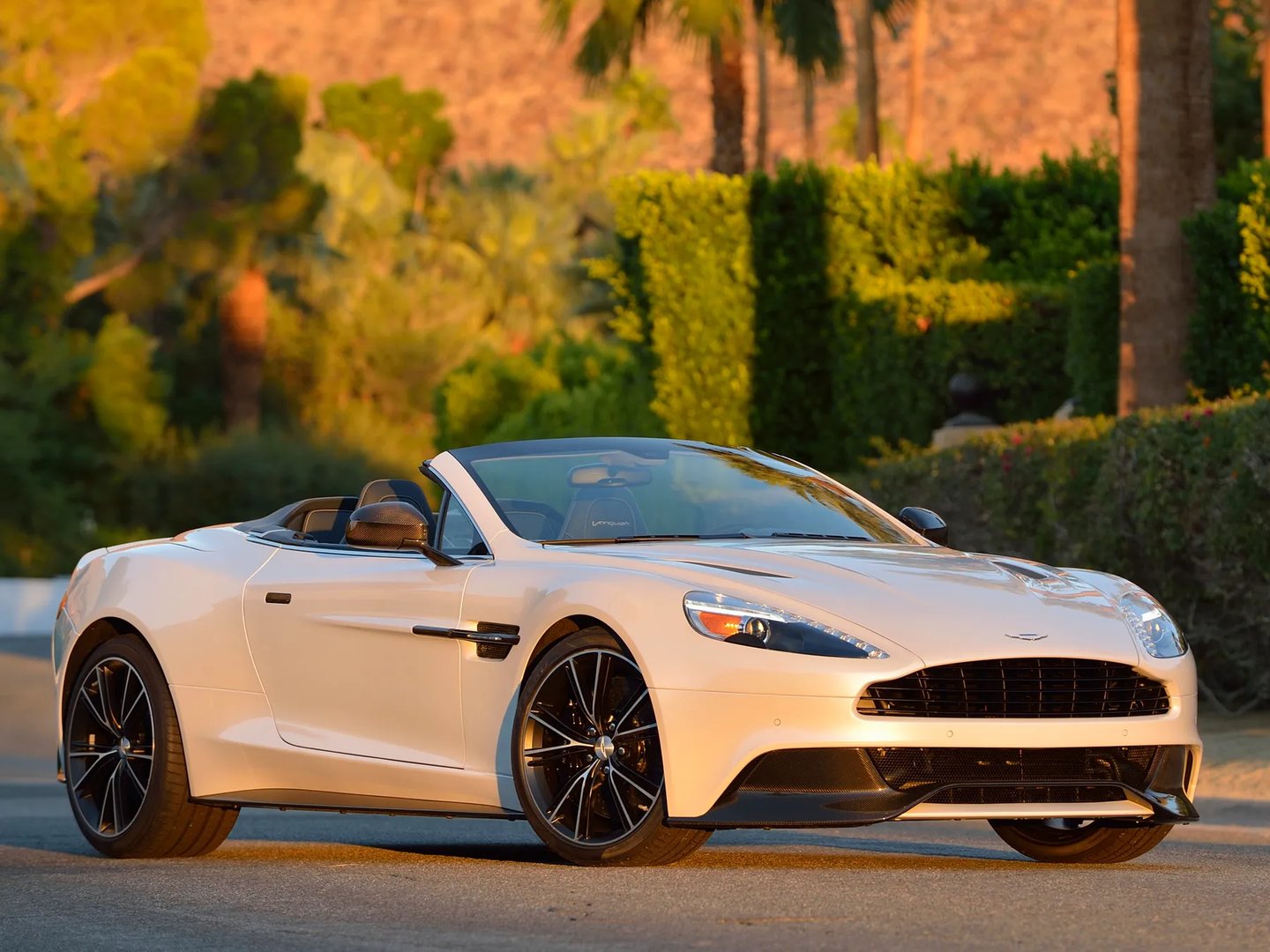 Aston Martin_Vanquish_2_generation__Roadster__13.jpg