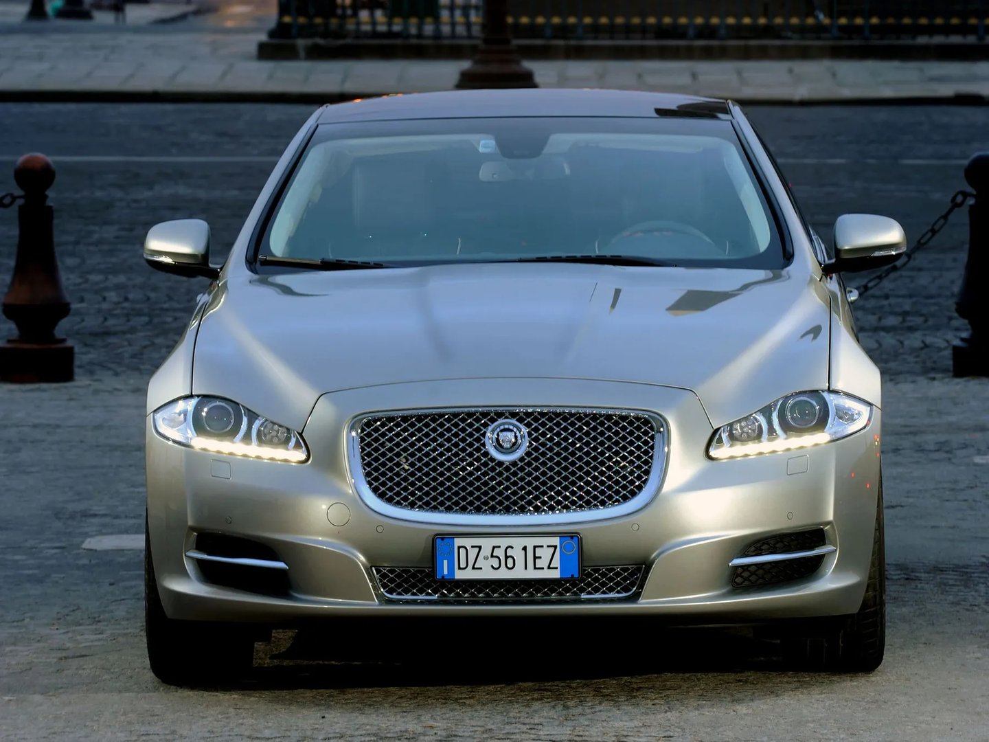 Jaguar_XJ_4_generation__Sedan_Long__1.jpg