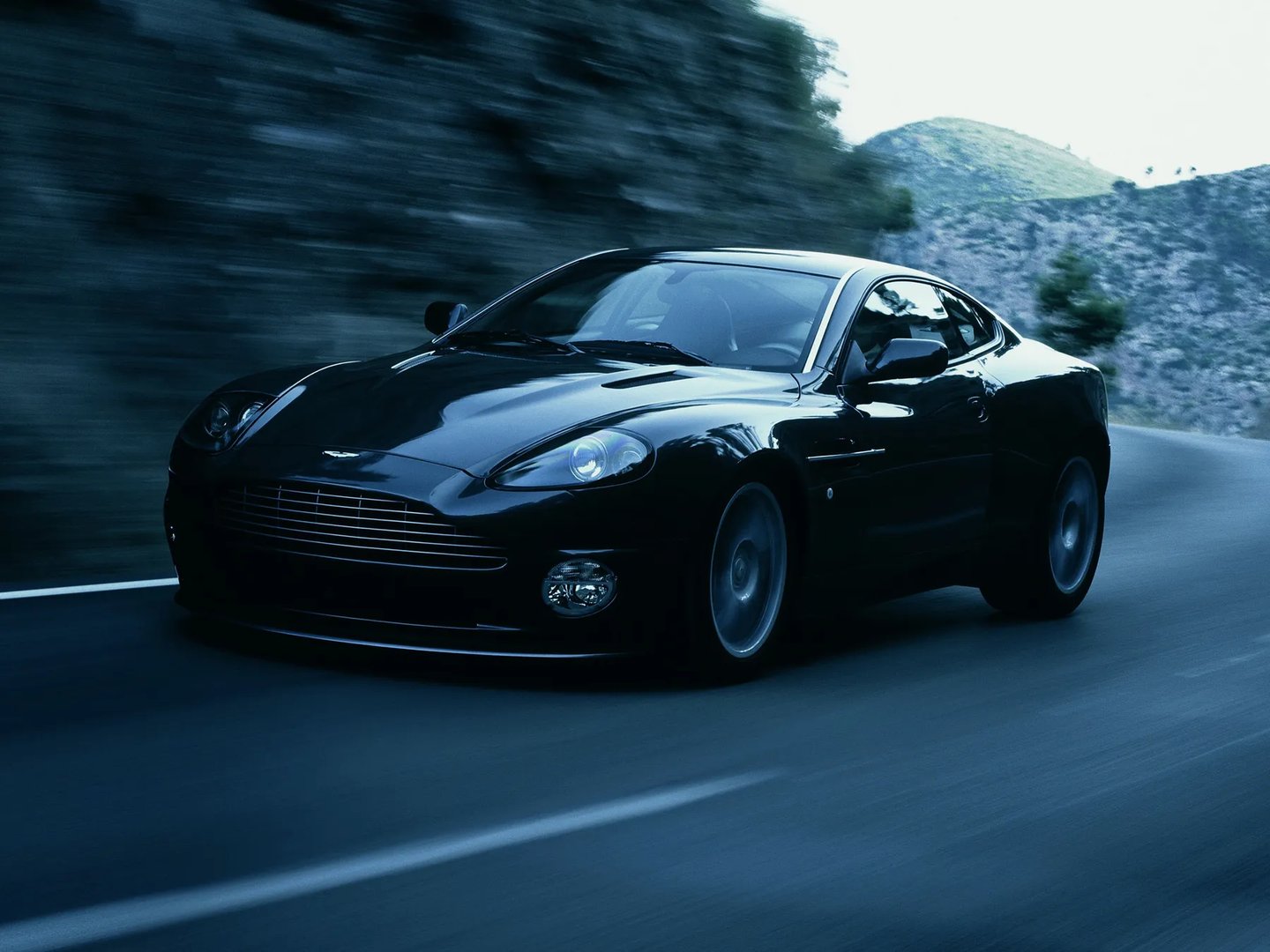 Aston Martin_Vanquish_1_generation__Coupe__5.jpg