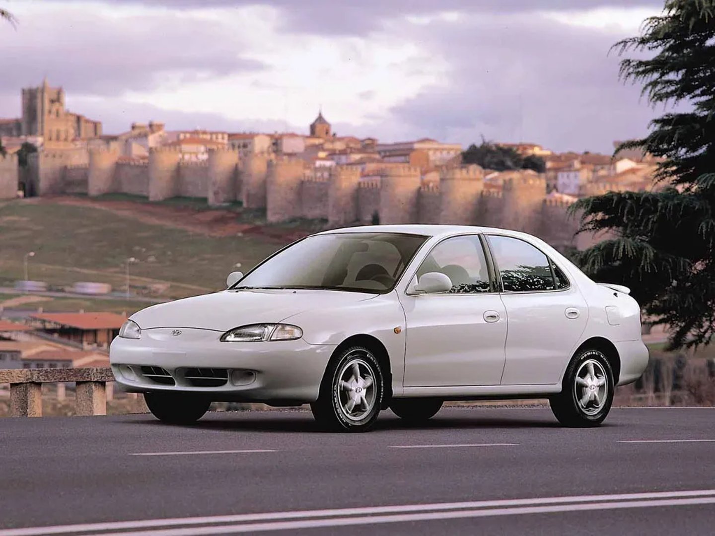 Hyundai_Lantra_2_generation__Sedan__6.jpg