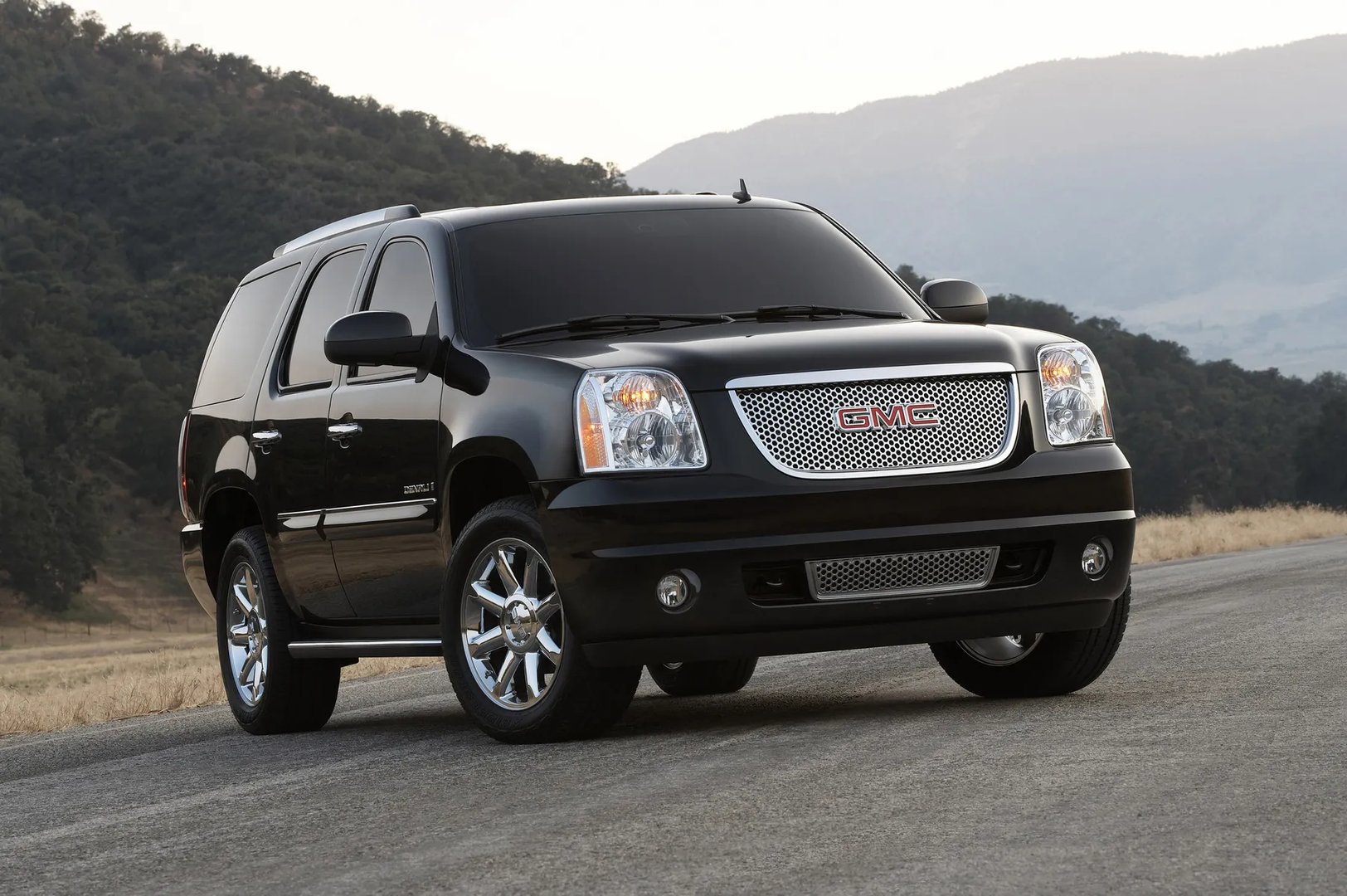 GMC_Yukon_3_generation__SUV_5-doors__5.jpg