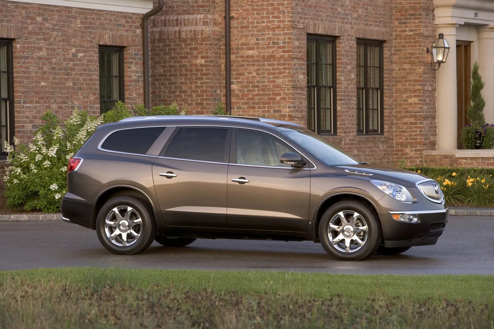 Buick_Enclave_1_generation__SUV_5-doors__11.jpg