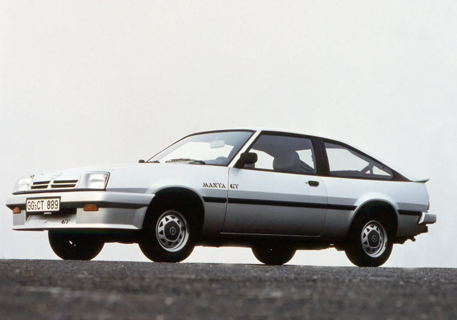 Opel_Manta_2_generation__Hatchback_3-door__7.jpg
