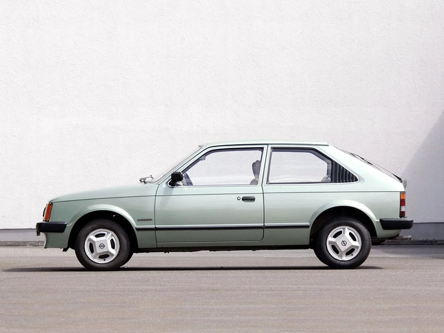 Opel_Kadett_4_generation__Hatchback_3-door__9.jpg