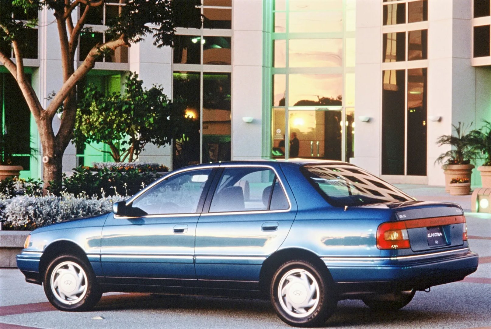 Hyundai_Elantra_1_generation__Sedan__3.jpg