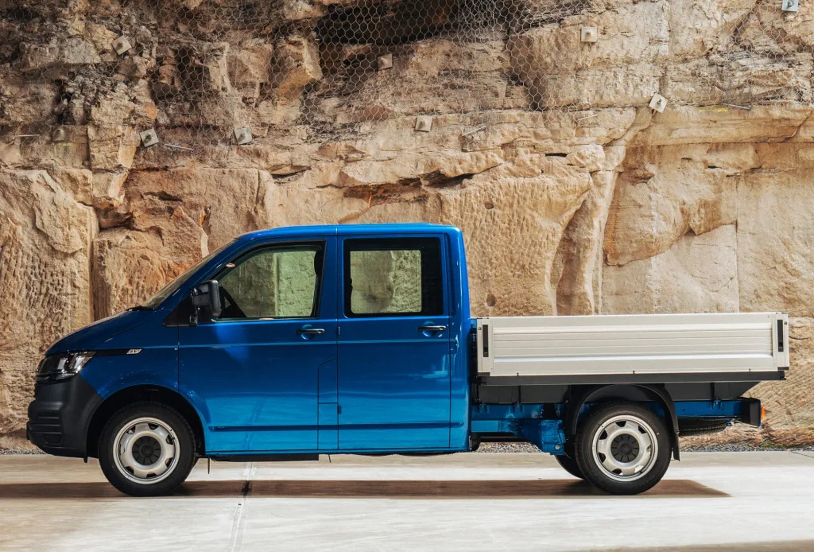 Volkswagen_Transporter_6_generation_restyling__Pickup_double-cab__3.jpg