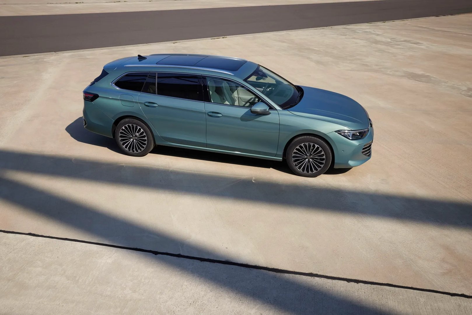Volkswagen_Passat_9_generation__Estate_5-door__11.jpg