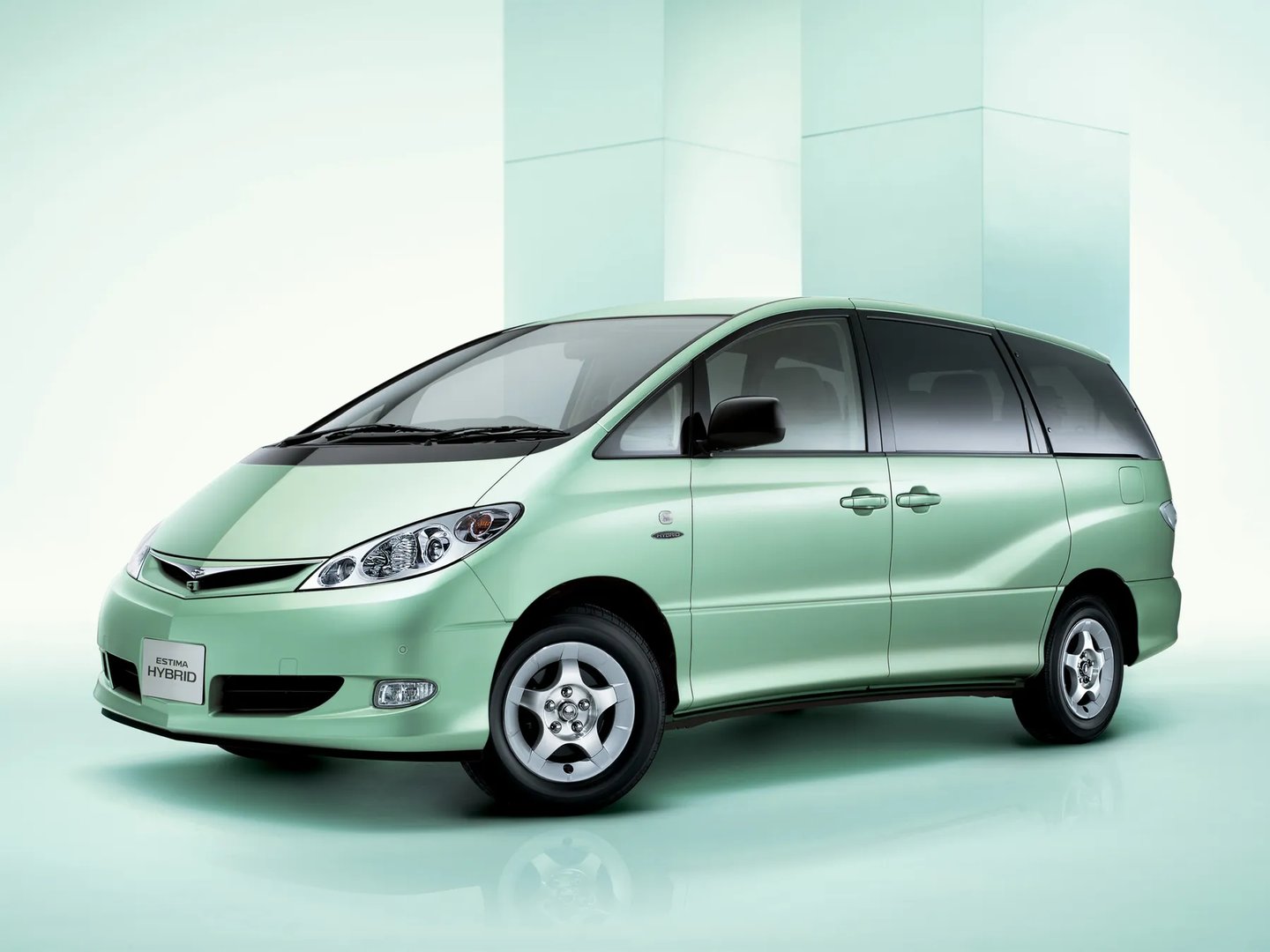 Toyota_Estima_2_generation_restyling__Minivan__7.jpg