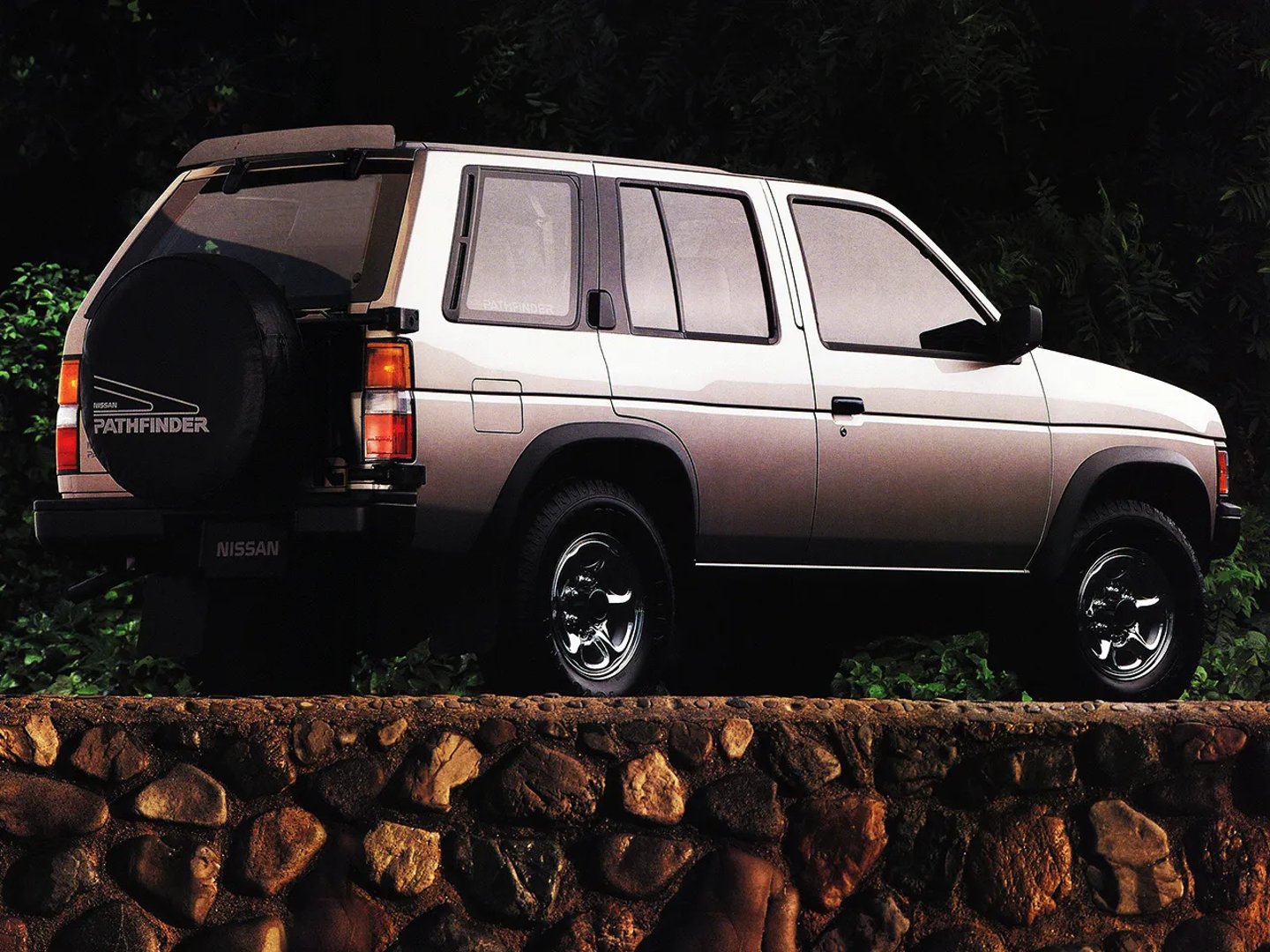 Nissan_Pathfinder_1_generation__SUV_5-doors__5.jpg