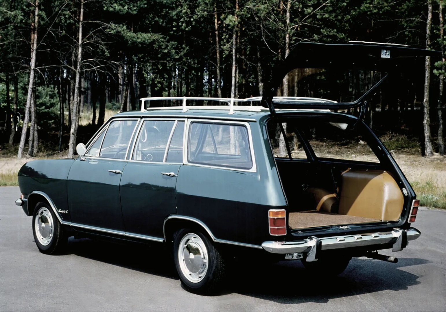 Opel_Kadett_2_generation__Estate_5-door__1.jpg