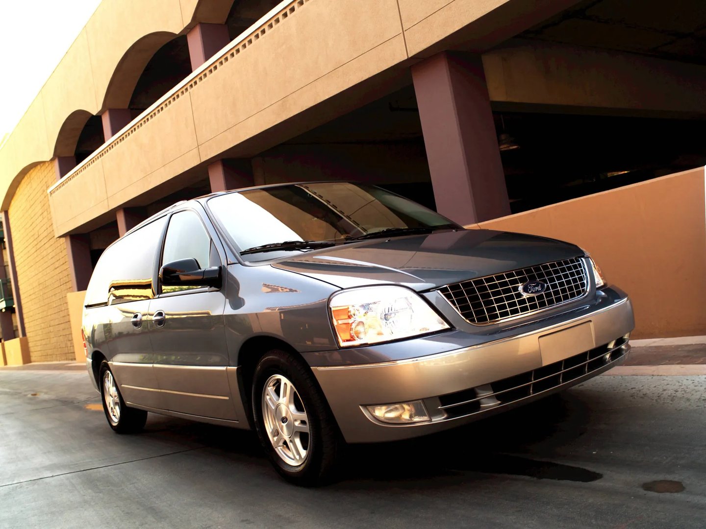 Ford_Freestar_1_generation__Minivan__4.jpg