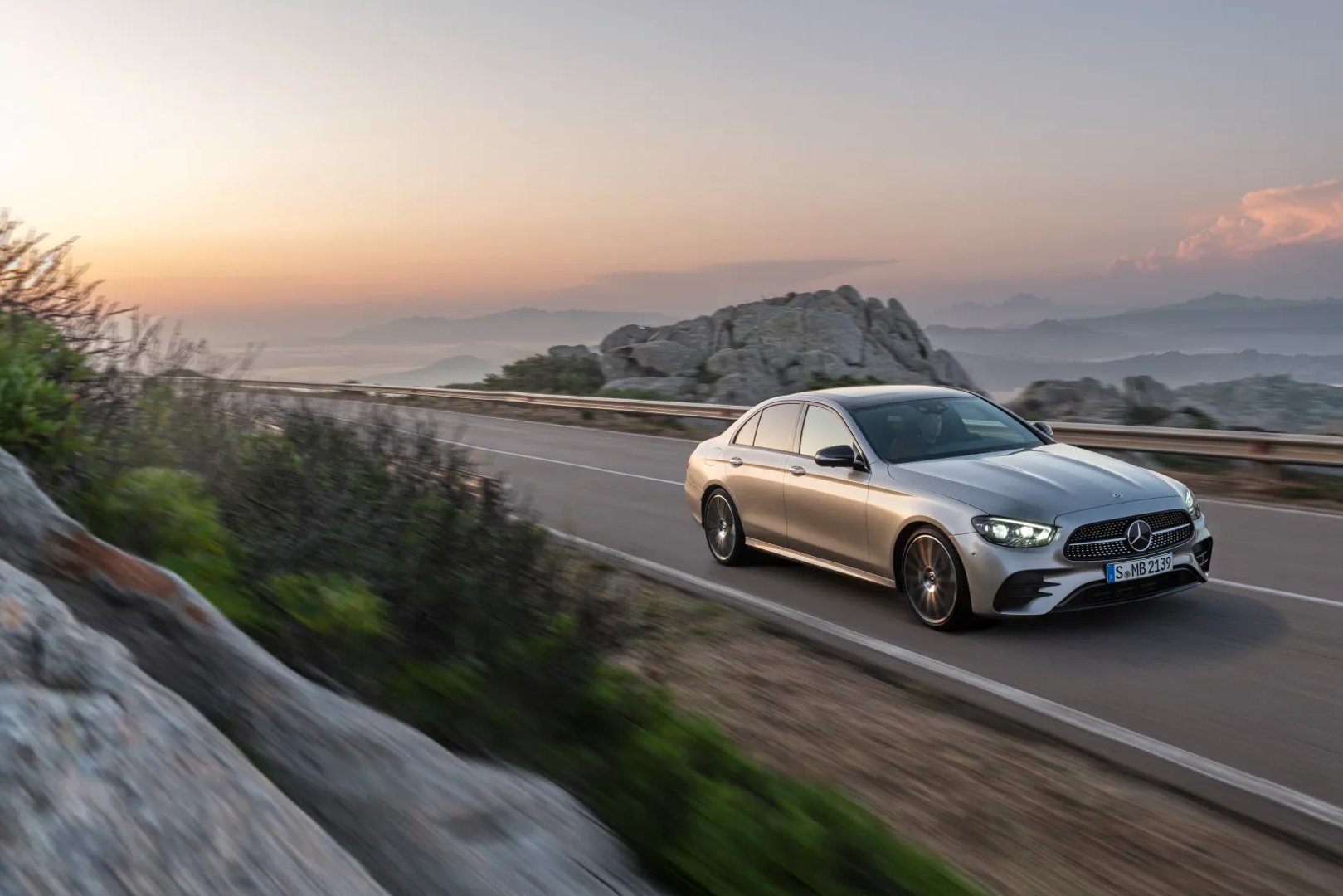 Mercedes_E-Class_5_generation_restyling__Sedan__9.jpg