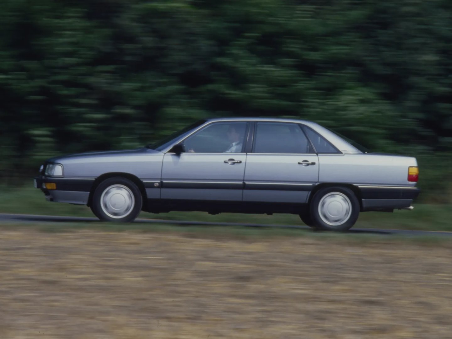 Audi_200_2_generation__Sedan__2.jpg
