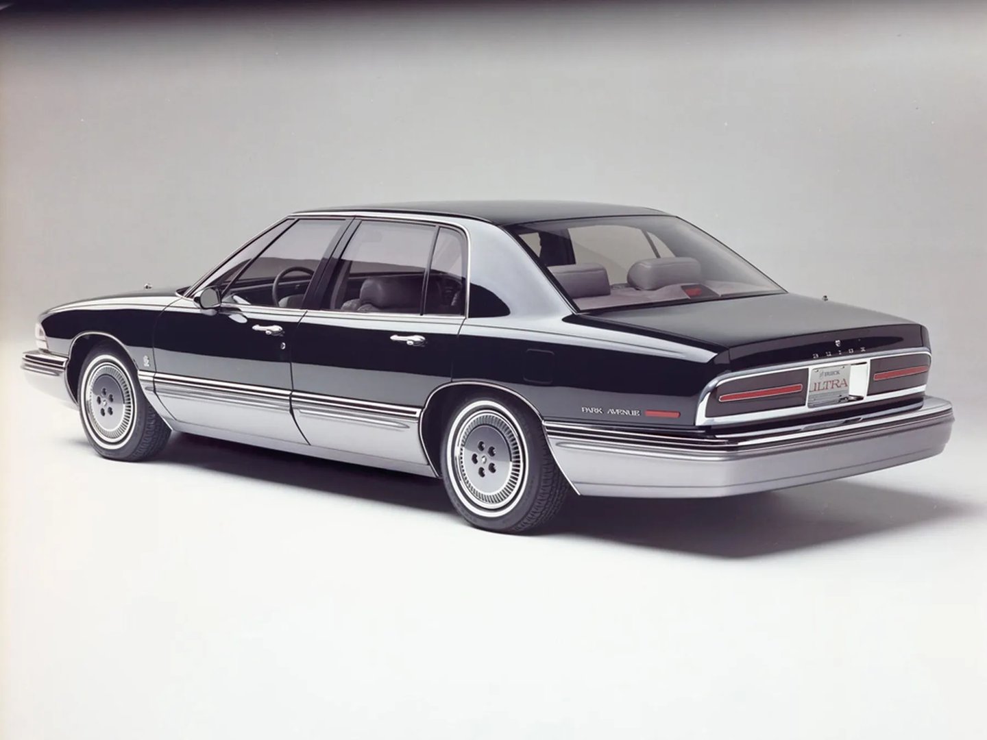 Buick_Park_Avenue_1_generation__Sedan__11.jpg