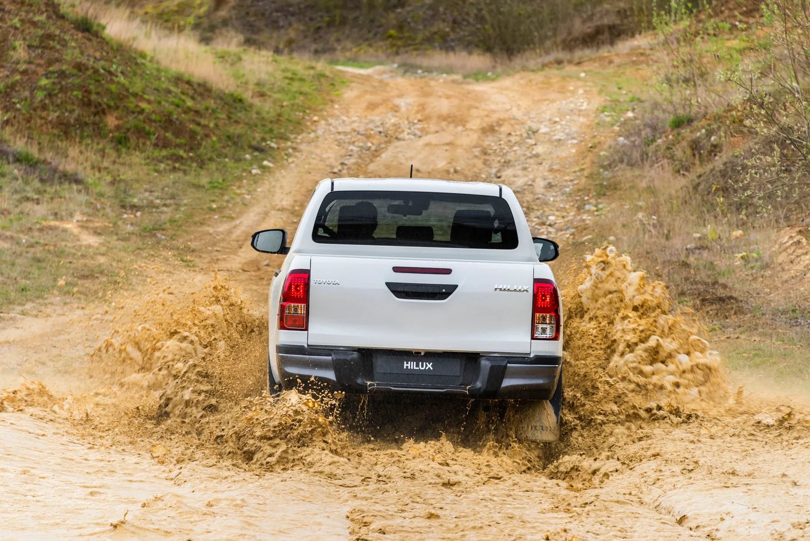 Toyota_Hilux_8_generation_restyling__Pickup_double-cab__12.jpg