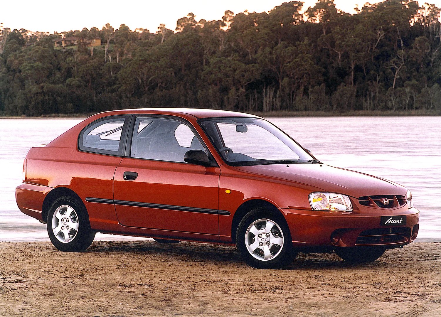 Hyundai_Accent_2_generation__Hatchback_3-door__4.jpg