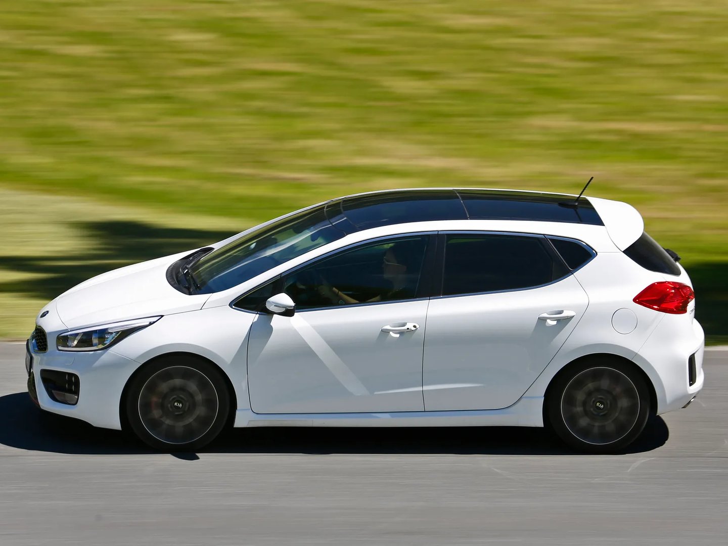 Kia_Ceed_GT_1_generation__Hatchback_5-door__9.jpg