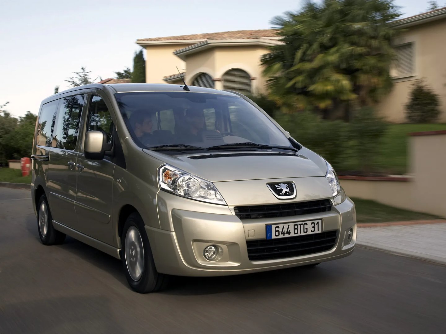 Peugeot_Expert_2_generation__Minivan__1.jpg