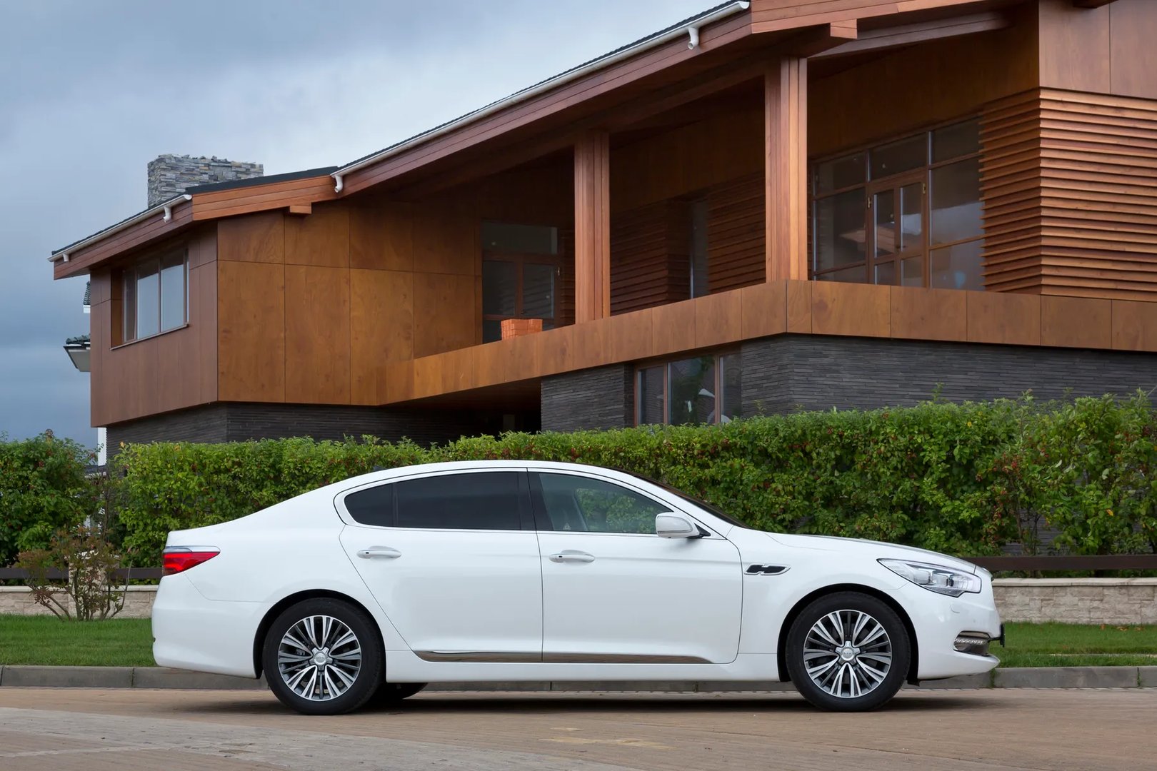 Kia_Quoris_1_generation_restyling_2__Sedan__1.jpg