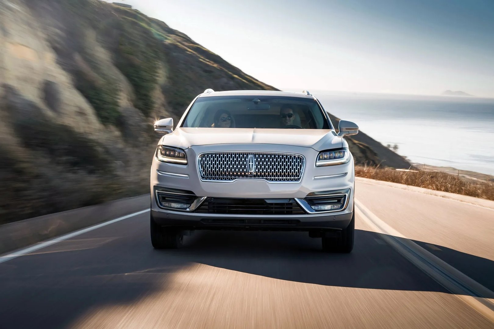 Lincoln_Nautilus_1_generation__SUV_5-doors__7.jpg