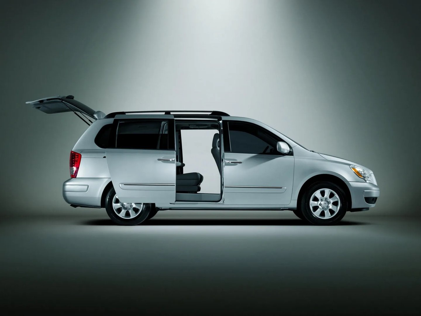 Hyundai_Entourage_1_generation__Minivan__7.jpg