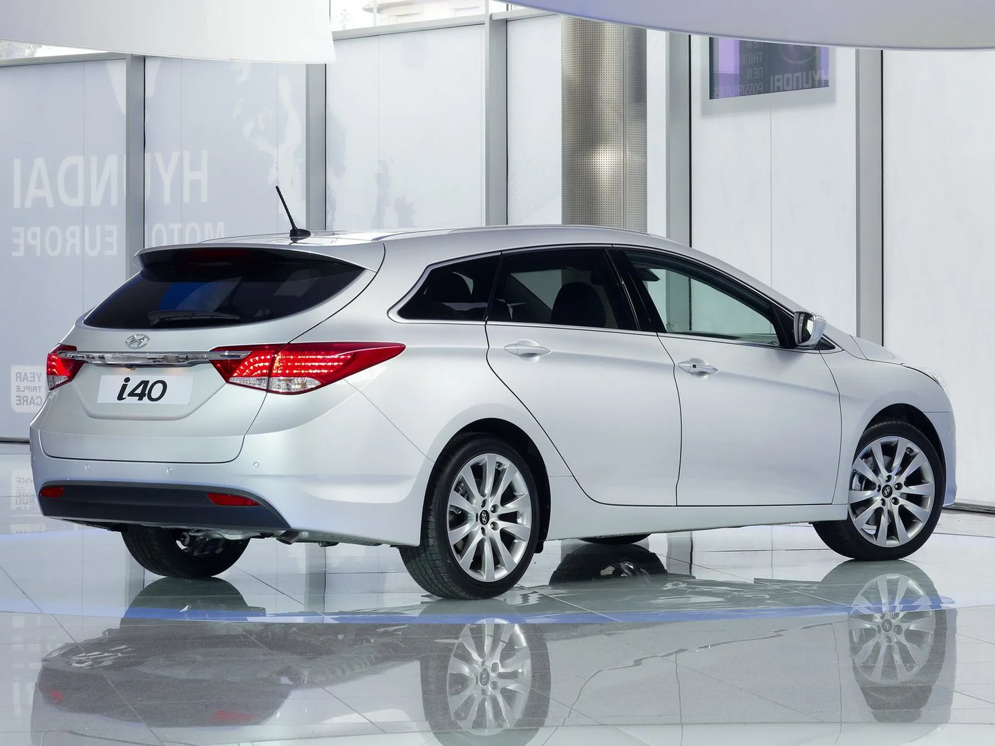 Hyundai_i40_1_generation__Estate_5-door__9.jpg