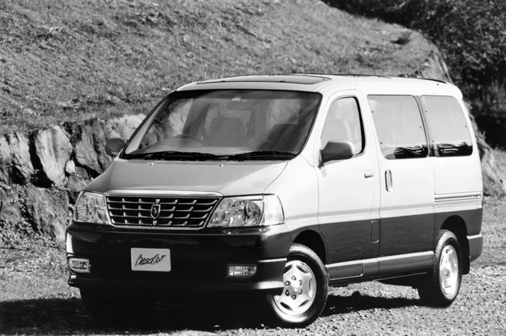 Toyota_HiAce_Grand_1_generation__Minivan__3.jpg