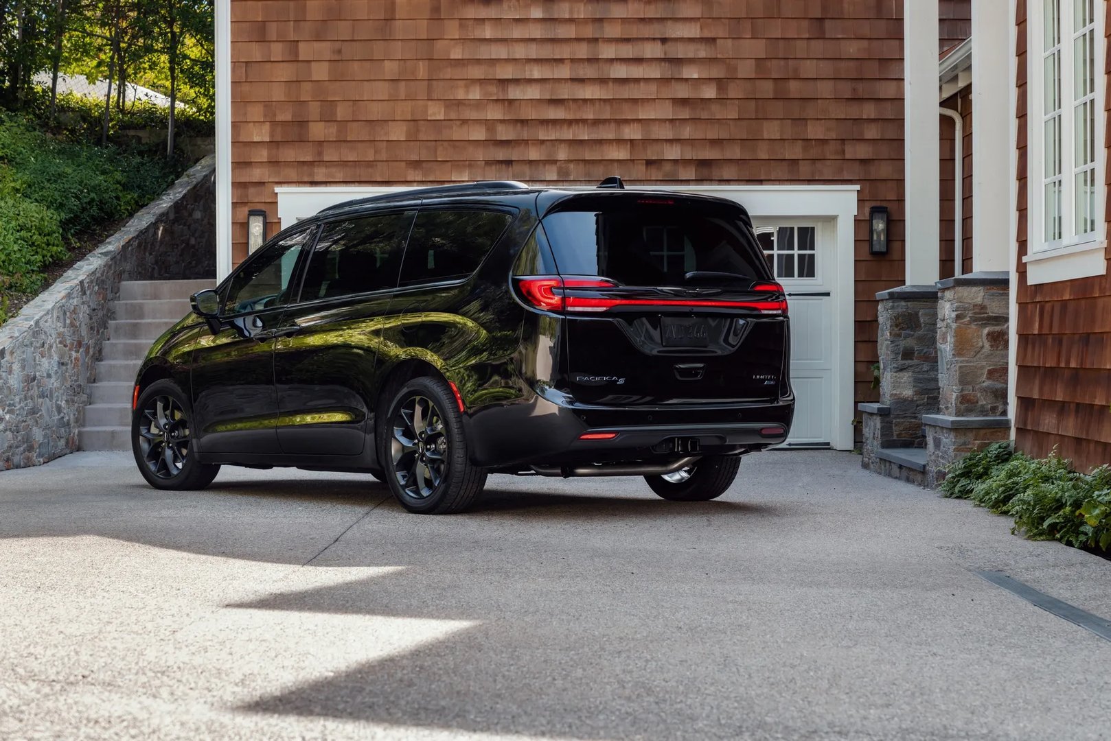 Chrysler_Pacifica_2_generation_restyling__Minivan__13.jpg