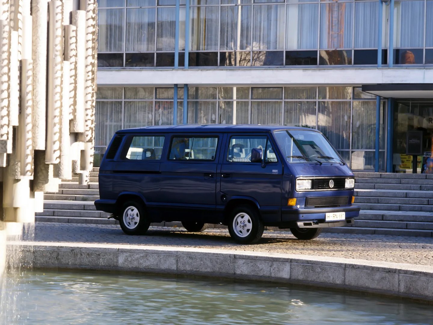 Volkswagen_Multivan_3_generation__Minivan__3.jpg