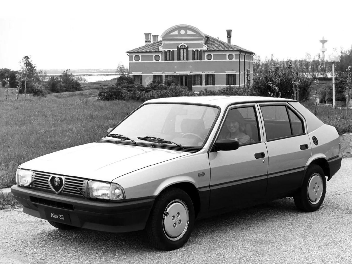 Alfa Romeo_33_1_generation__Sedan__1.jpg
