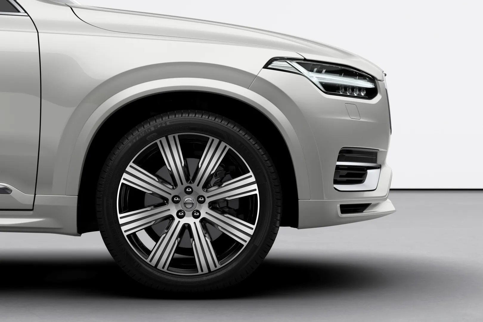 Volvo_XC90_2_generation_restyling__SUV_5-doors__13.jpg