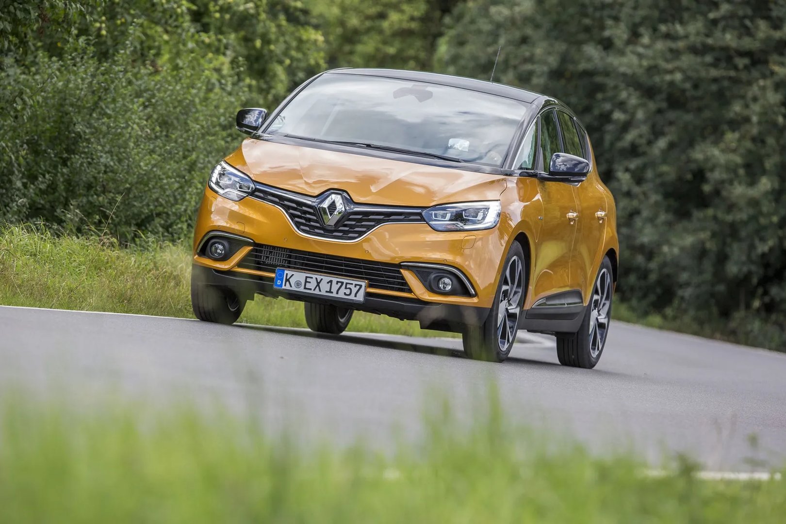 Renault_Scenic_4_generation__Compact_Van__2.jpg