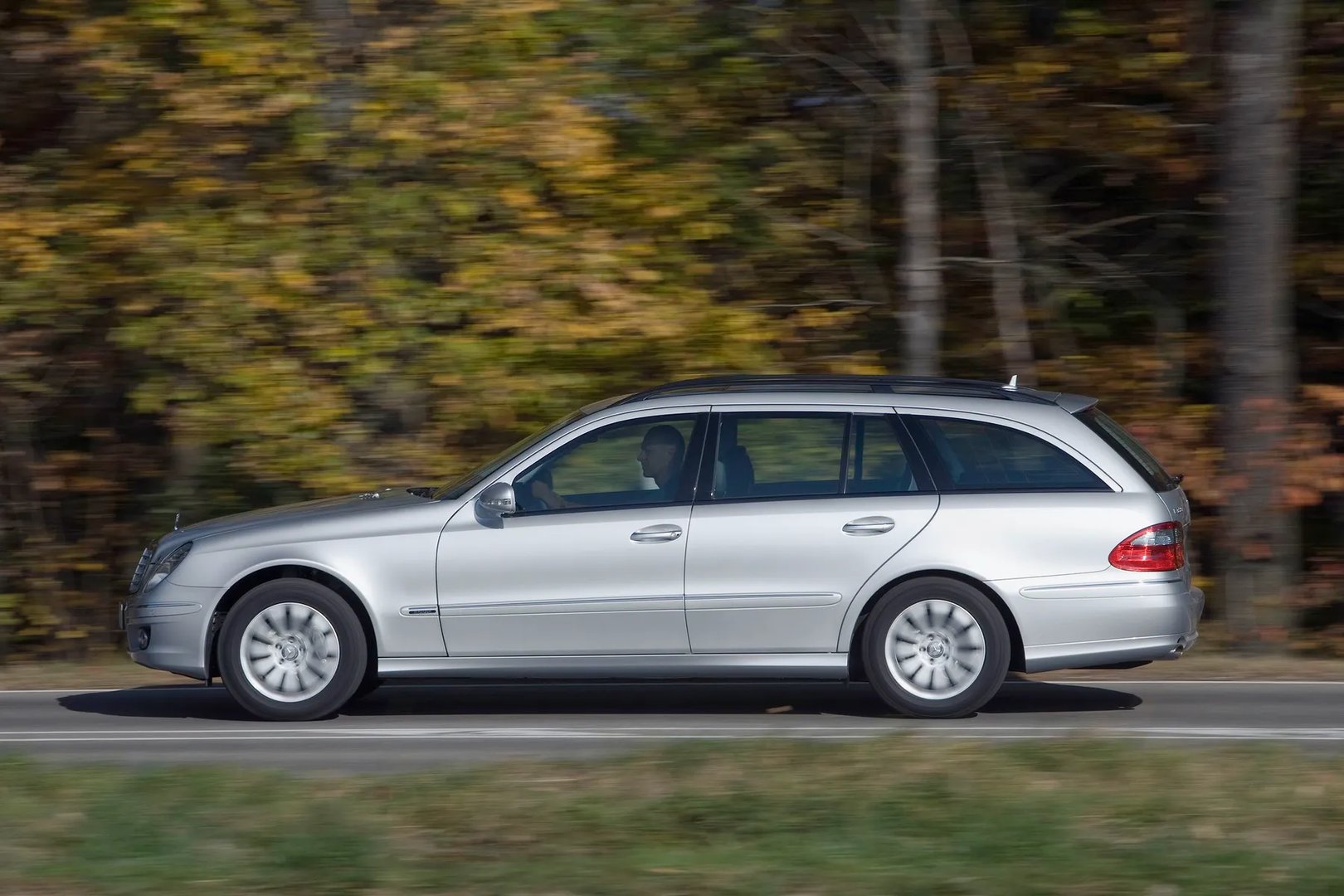 Mercedes_E-Class_3_generation_restyling__Estate_5-door__8.jpg