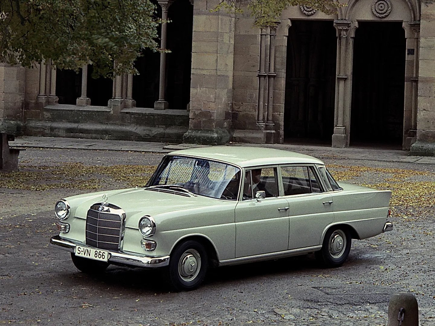 Mercedes_W110_2_generation__Sedan__1.jpg